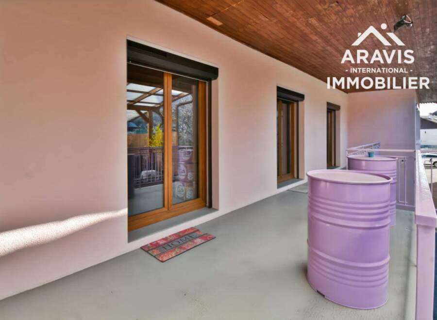 Discover this charming property featuring a balcony with a unique design.