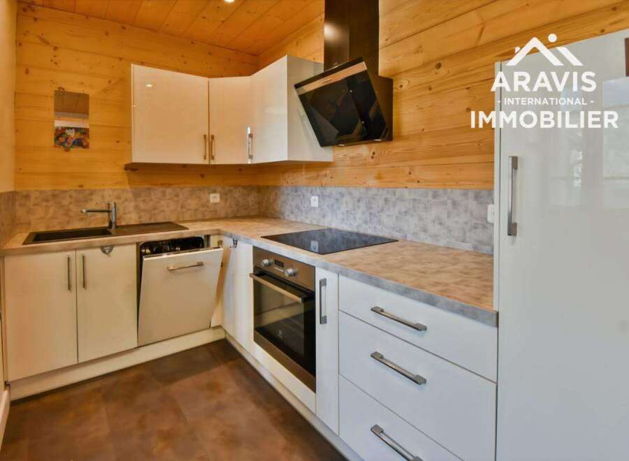 Discover this modern kitchen, perfect for culinary enthusiasts.