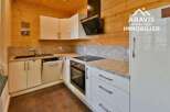 Discover this modern kitchen, perfect for culinary enthusiasts.