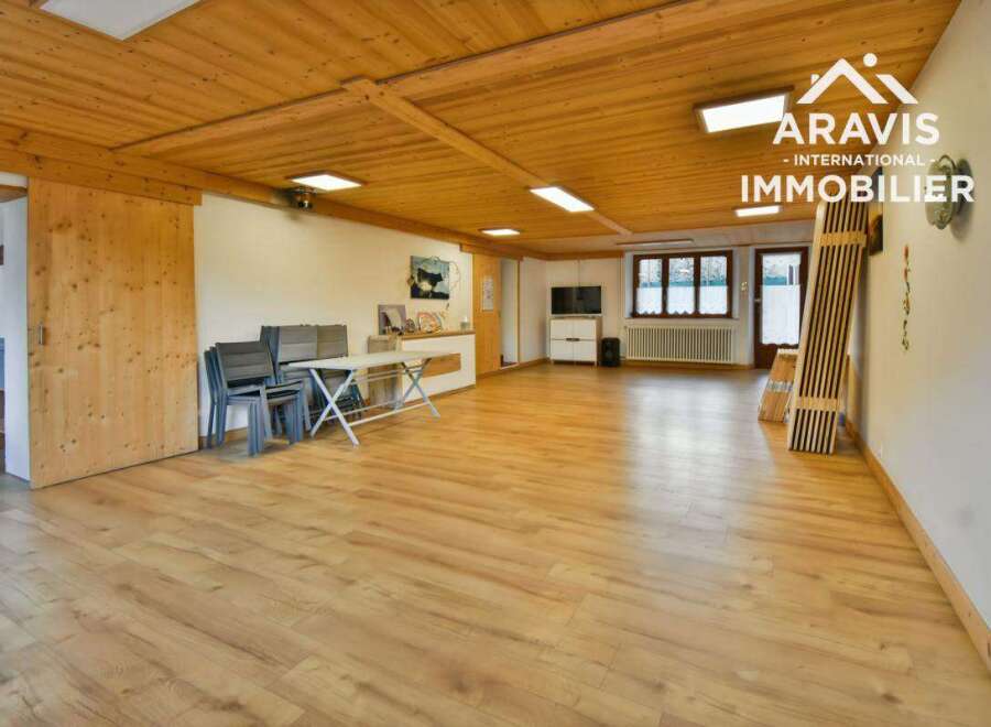 Discover the charm of this spacious property, featuring a warm wooden ceiling and inviting hardwood floors.