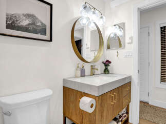 This stunning bathroom boasts a modern design with a touch of elegance.