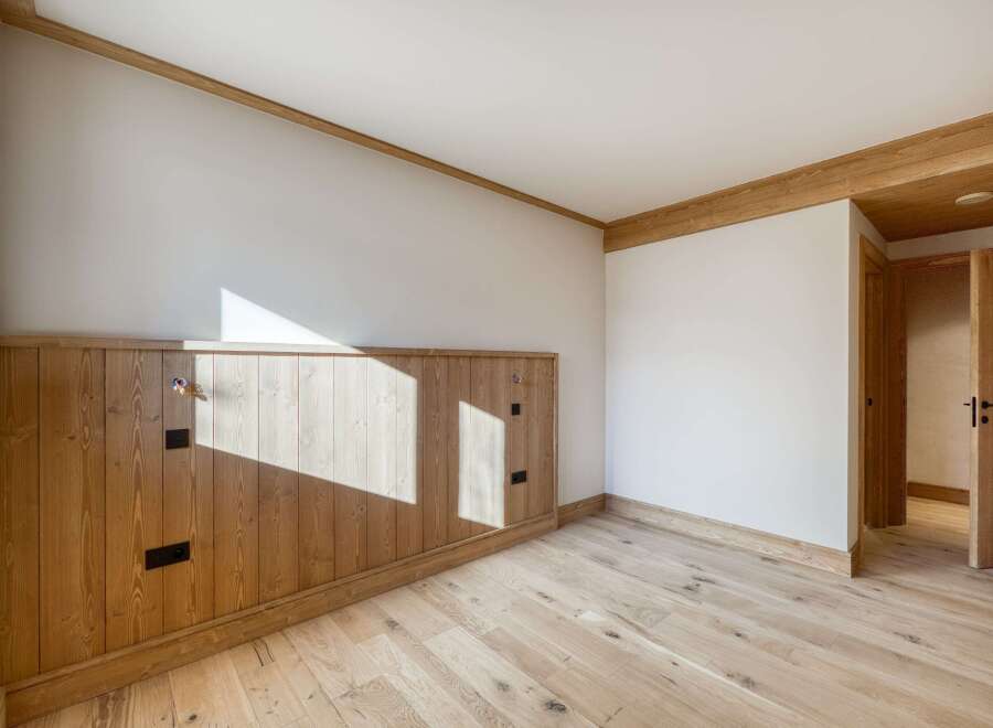 This stunning room features a beautiful wooden floor and walls, creating a warm and inviting atmosphere.