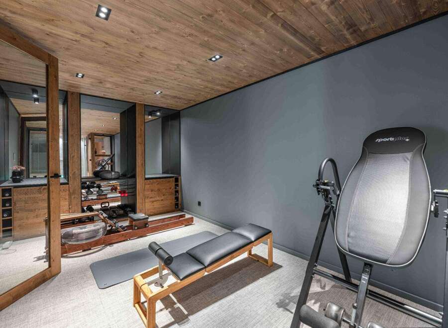 Step into your dream home gym! This space features a stunning wooden ceiling, creating a warm and inviting atmosphere.
