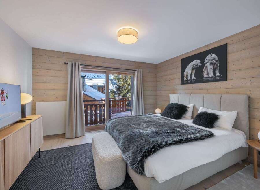 Experience luxury in this stunning bedroom featuring a cozy ambiance and modern design.