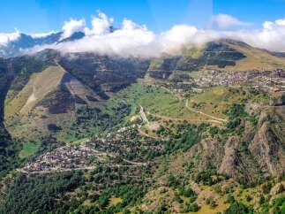 Discover breathtaking mountain views and charming villages in this stunning real estate opportunity.