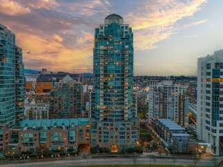 Experience urban living at its finest in this stunning high-rise building.