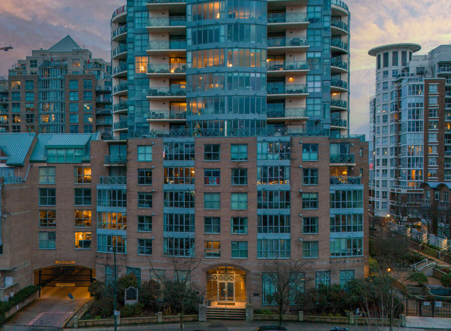 Discover luxury living in this stunning high-rise building.