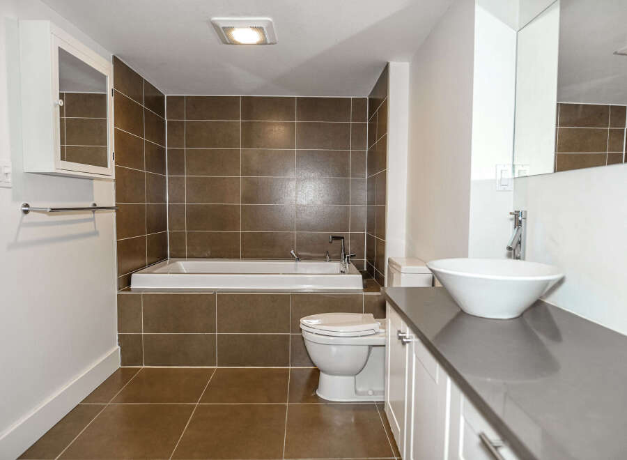 Step into this modern bathroom, featuring a sleek design and high-end finishes.