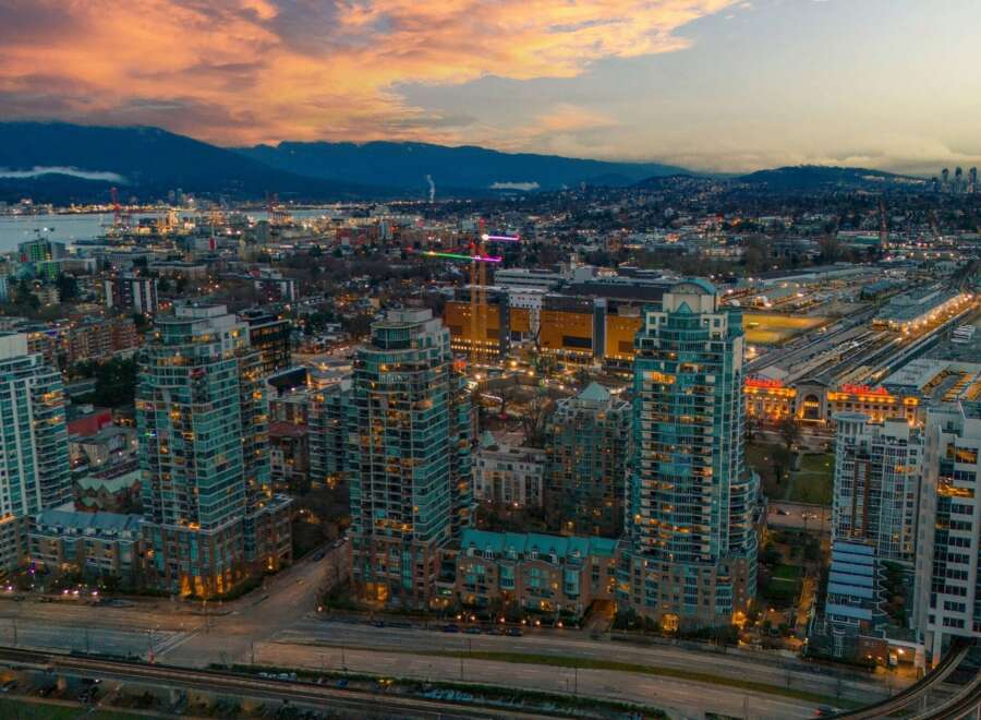 Experience urban living at its finest with this stunning high-rise property.