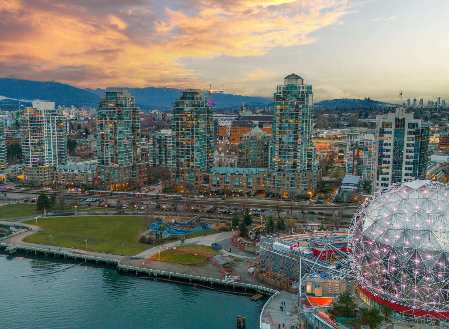 Experience urban living at its finest with this stunning property, boasting breathtaking views of the city skyline and surrounding mountains.