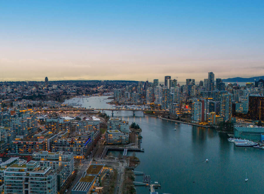 Experience urban living at its finest with this stunning property, boasting breathtaking city and water views.