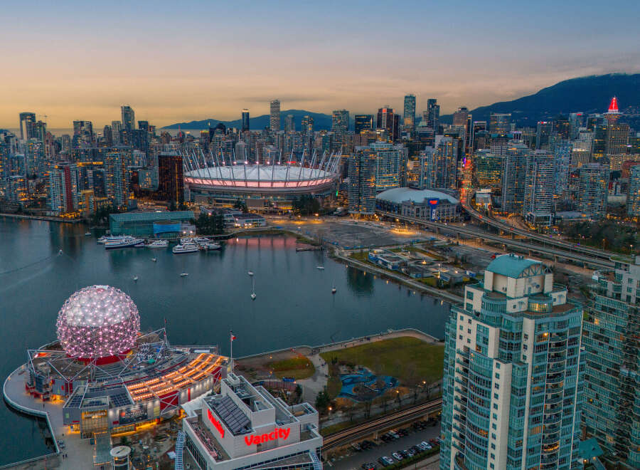 Experience the vibrant city life with stunning waterfront views in this luxurious property.