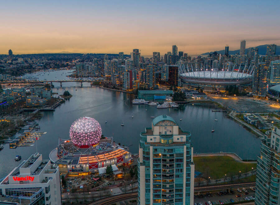 Experience urban living at its finest with this stunning property, boasting panoramic views of the city skyline and waterfront.
