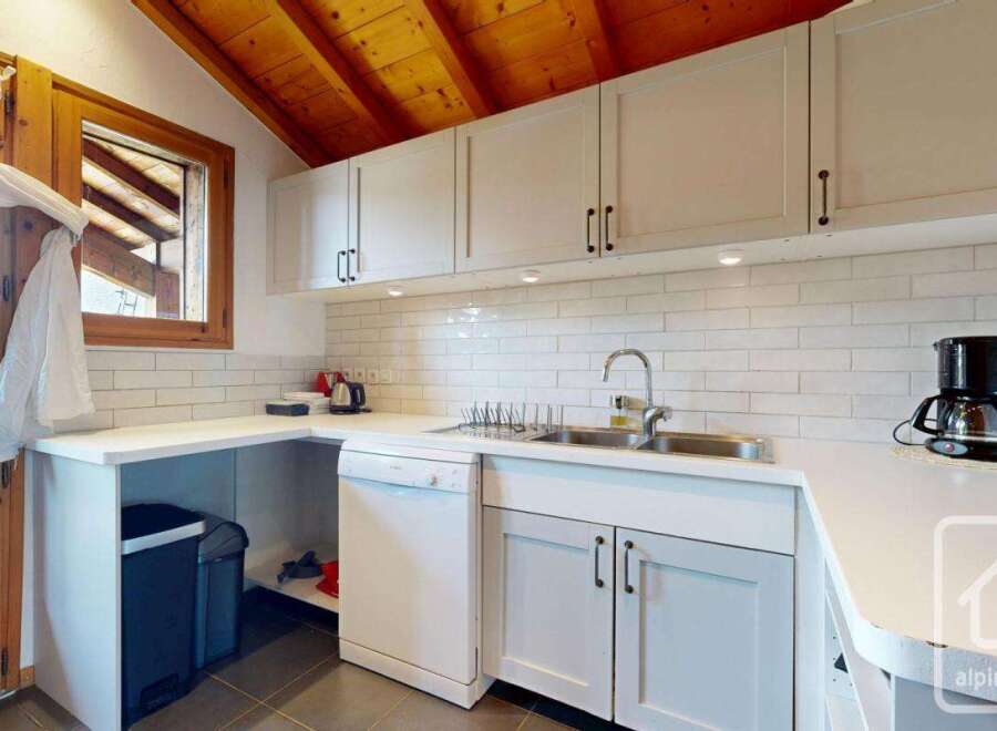 Discover the charm of this well-equipped kitchen, perfect for preparing delicious meals.