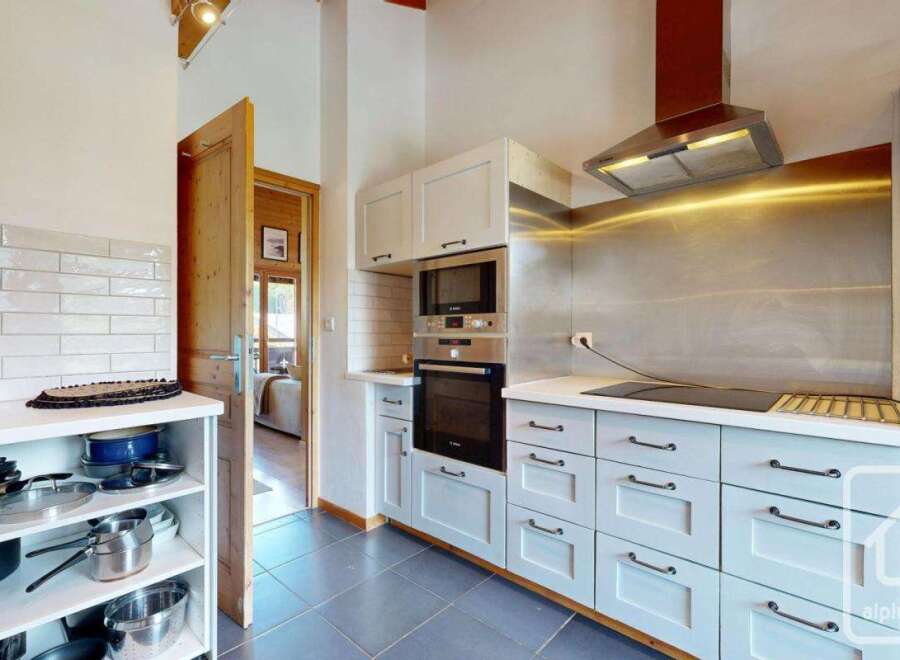 Discover this stunning kitchen, perfect for culinary enthusiasts.