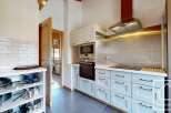 Discover this stunning kitchen, perfect for culinary enthusiasts.