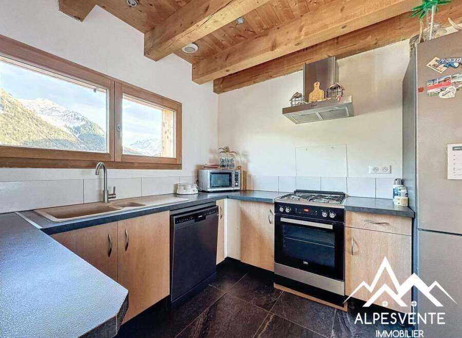 Discover this charming kitchen, perfect for culinary enthusiasts.
