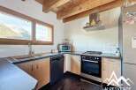 Discover this charming kitchen, perfect for culinary enthusiasts.