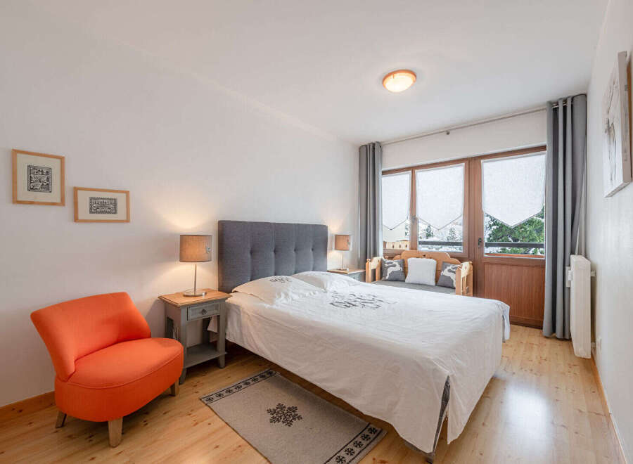 This cozy bedroom features a comfortable bed with a stylish headboard, perfect for a relaxing retreat.