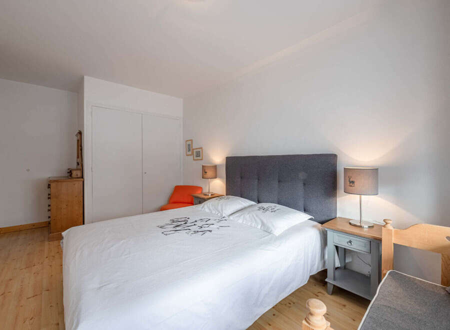 This cozy bedroom features a comfortable bed with a stylish headboard, perfect for a relaxing retreat.