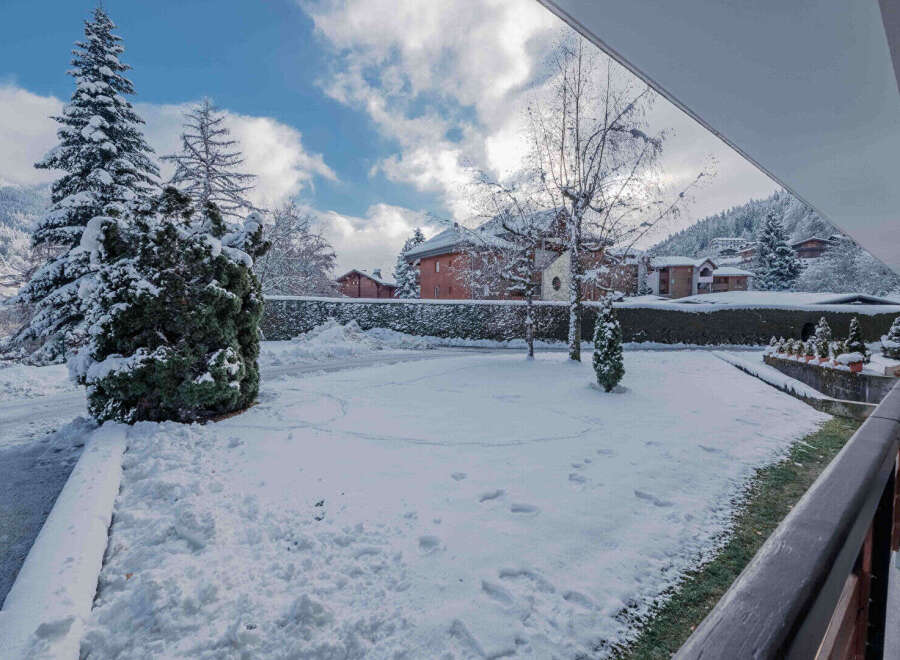 Experience the charm of winter in this stunning property! This home boasts picturesque views of snow-covered landscapes and charming architecture.