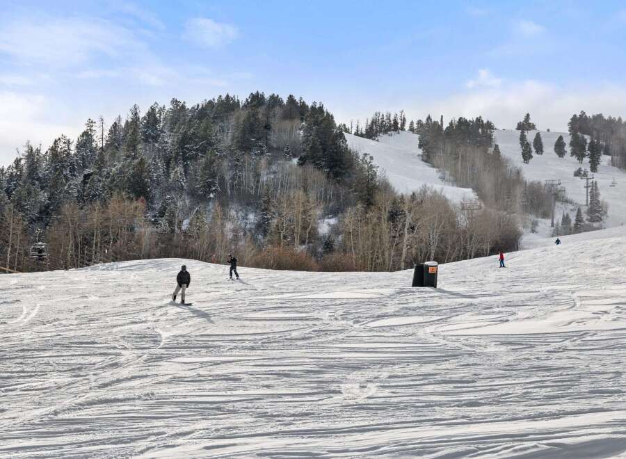 Enjoy the winter wonderland at this stunning ski resort! This property boasts breathtaking views of snow-covered slopes and majestic mountains.
