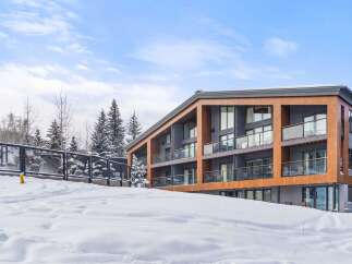 Discover luxury living in this stunning property, boasting modern architecture and breathtaking mountain views.
