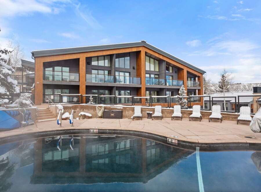 Discover luxury living in this stunning property, featuring a modern design and breathtaking views.