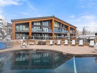 Discover luxury living in this stunning property, featuring a modern design and breathtaking views.