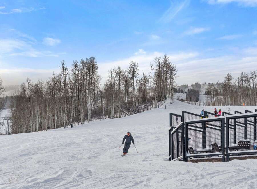 Enjoy the winter wonderland at this stunning ski resort! This property boasts pristine slopes perfect for skiing and snowboarding.