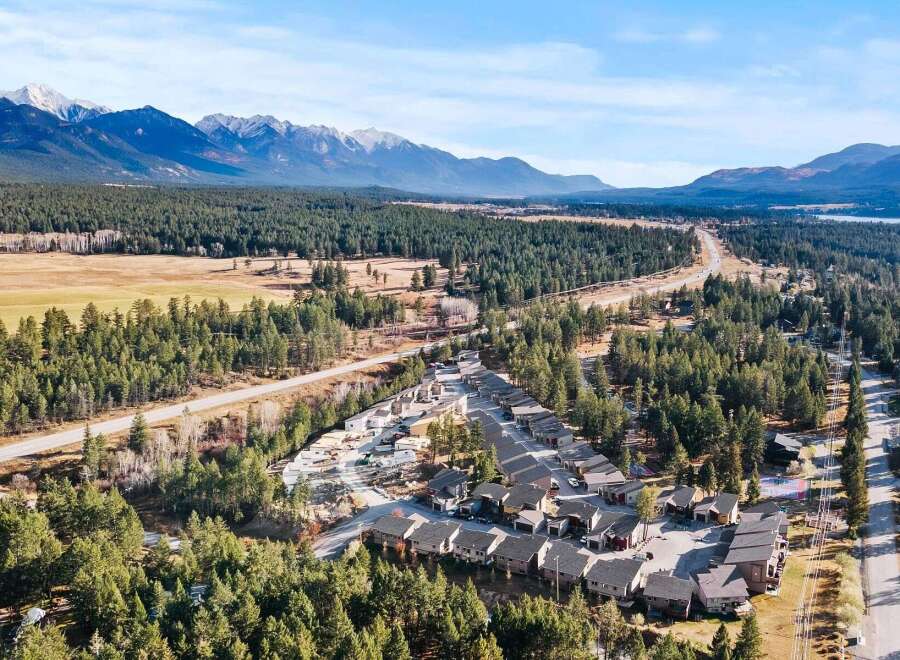 Discover your dream home nestled in the heart of nature! This stunning property boasts a prime location with breathtaking mountain views and lush, green surroundings.