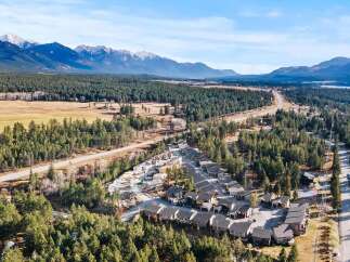 Discover your dream home nestled in the heart of nature! This stunning property boasts a prime location with breathtaking mountain views and lush, green surroundings.