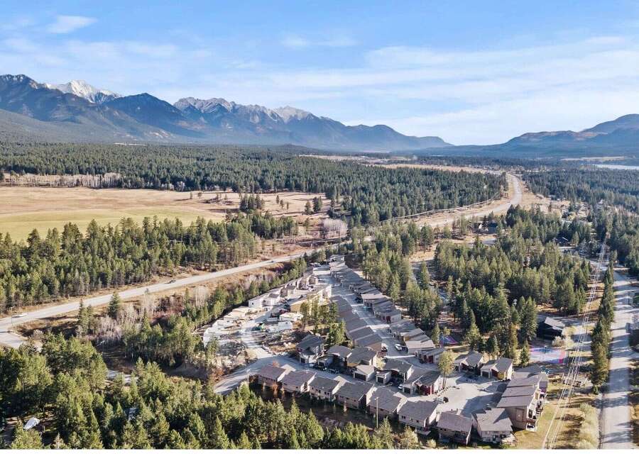 Discover a stunning property nestled in a picturesque mountain setting.