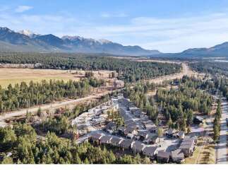 Discover a stunning property nestled in a picturesque mountain setting.