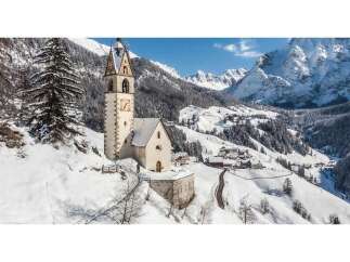 Nestled in a picturesque winter wonderland, this charming property offers a unique blend of tranquility and natural beauty.
