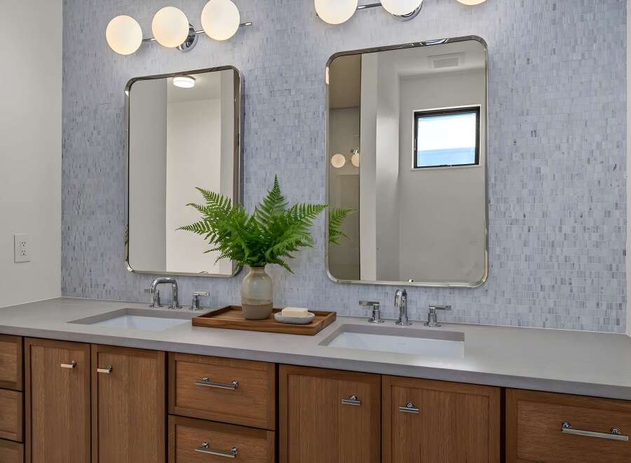 This stunning bathroom boasts a modern design with a touch of nature.