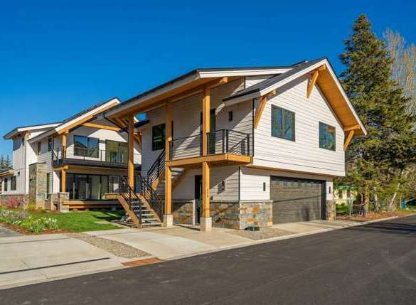 Discover modern living in this stunning property! This home boasts a contemporary design with a beautiful exterior, featuring a garage and a stylish balcony.