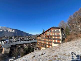 Discover a stunning property nestled in a picturesque mountain setting.