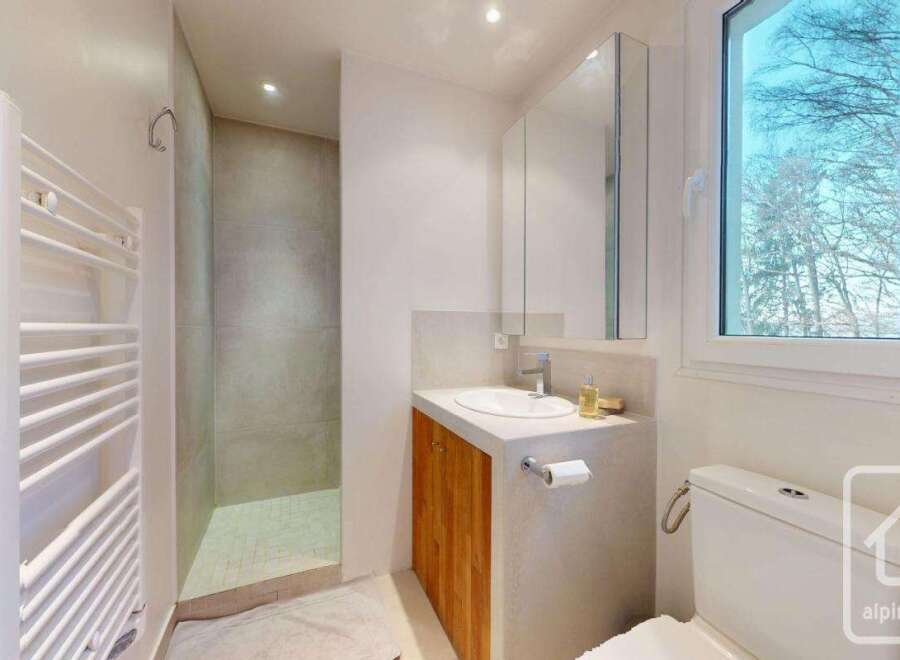 This modern bathroom features a sleek design with a minimalist aesthetic.