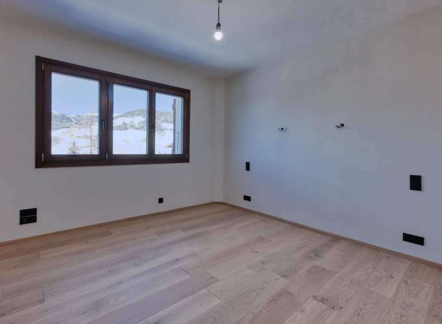 Discover the charm of this inviting room, featuring a stunning view through the large windows.