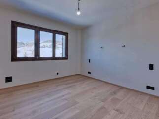 Discover the charm of this inviting room, featuring a stunning view through the large windows.