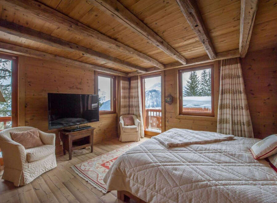 Experience the ultimate mountain retreat in this cozy bedroom.