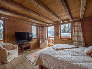 Experience the ultimate mountain retreat in this cozy bedroom.