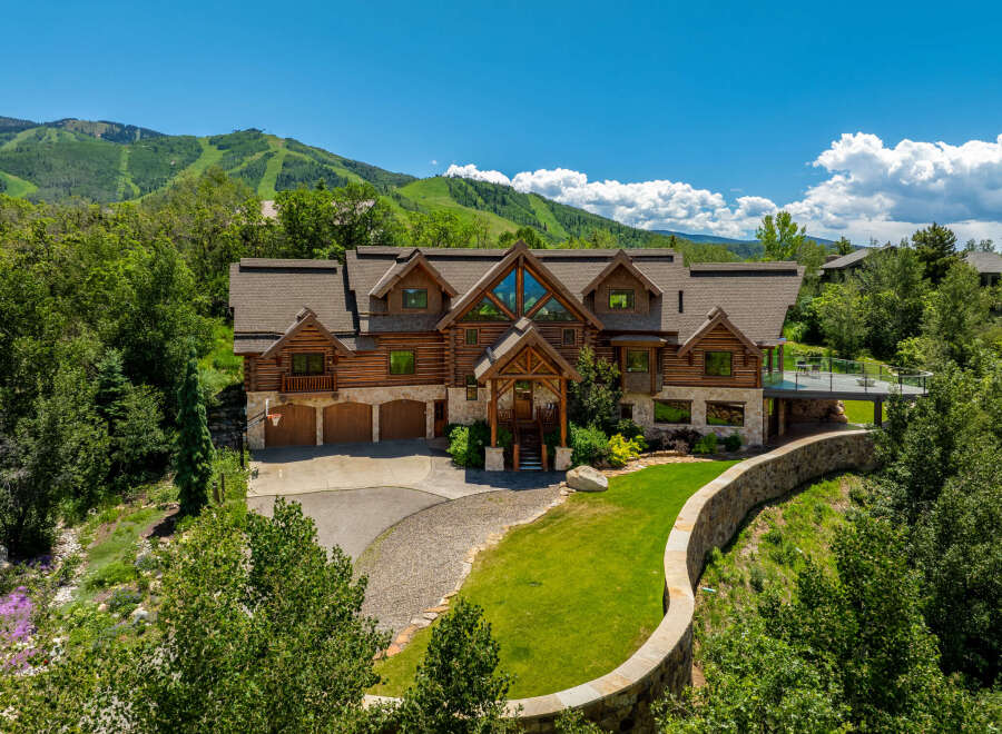 This stunning log home offers a luxurious mountain retreat with breathtaking views.