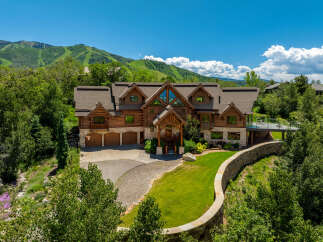 This stunning log home offers a luxurious mountain retreat with breathtaking views.