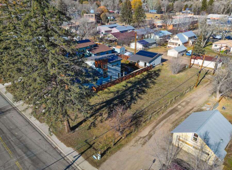 Discover this charming property featuring a modern design and a prime location.
