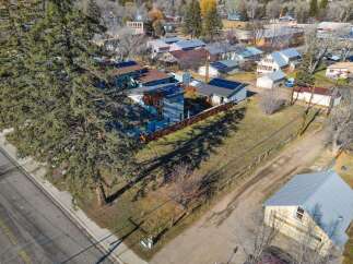 Discover this charming property featuring a modern design and a prime location.