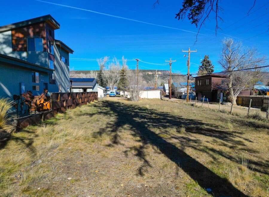 Discover a unique opportunity with this property! This land offers a blank canvas for your dream home or investment project.