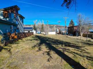 Discover a unique opportunity with this property! This land offers a blank canvas for your dream home or investment project.