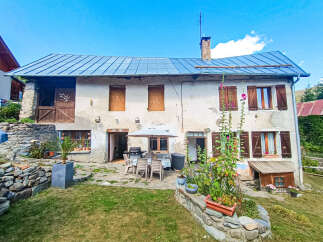 Discover the charm of this rustic property, perfect for a serene getaway.